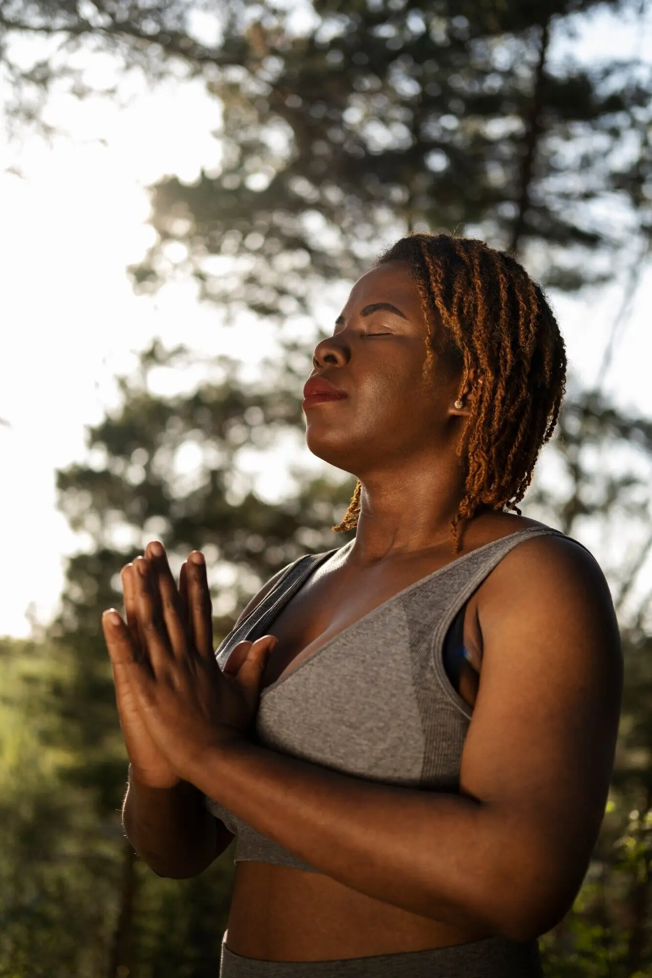 Jonge volwassene geniet van yoga in de natuur