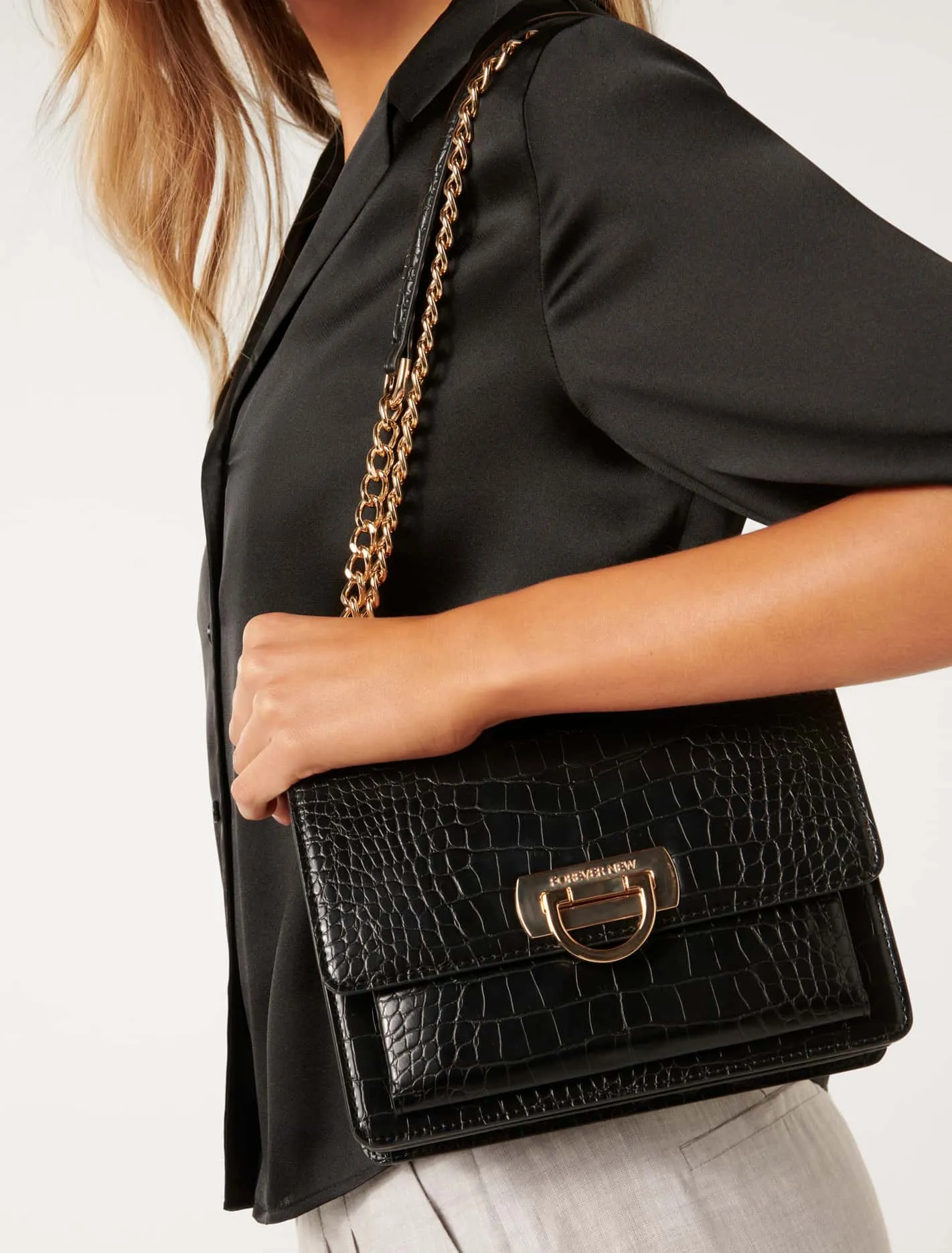 Cassandra Chain Shoulder Bag - Signature